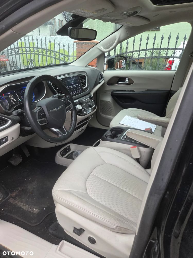 Chrysler Pacifica - 17