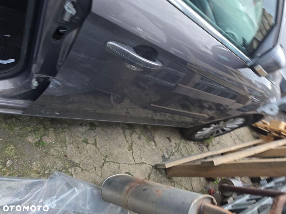 Drzwi  prawy  przód  ford  Mondeo  mk4  lift  w  kolorze  LA - 2