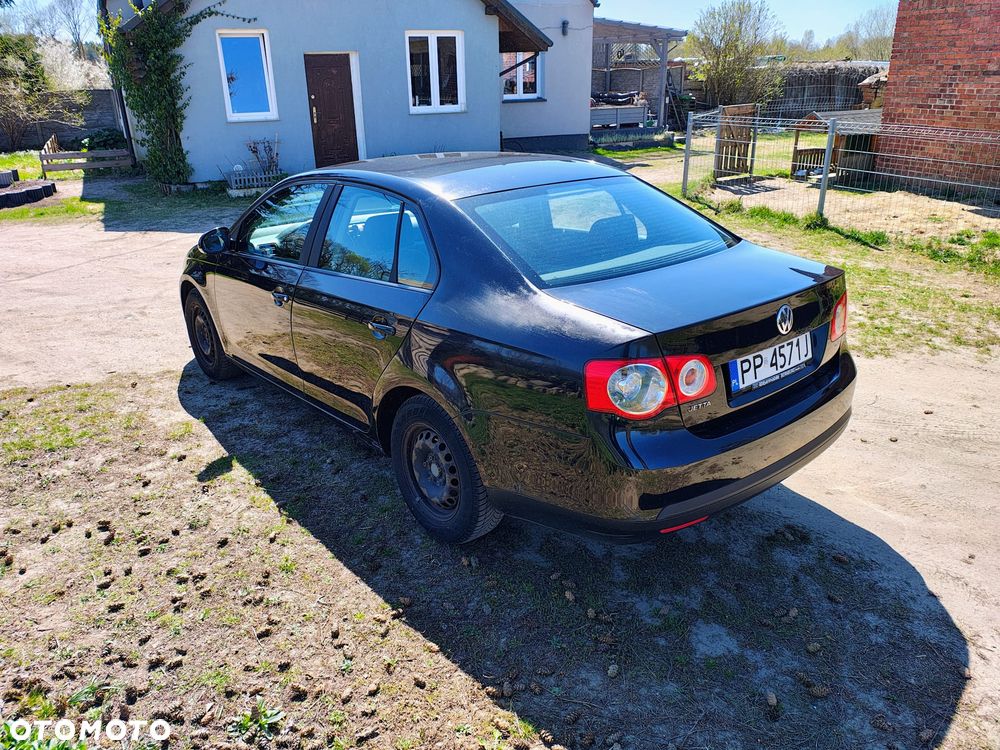 Volkswagen Jetta 1.6 Trendline - 4
