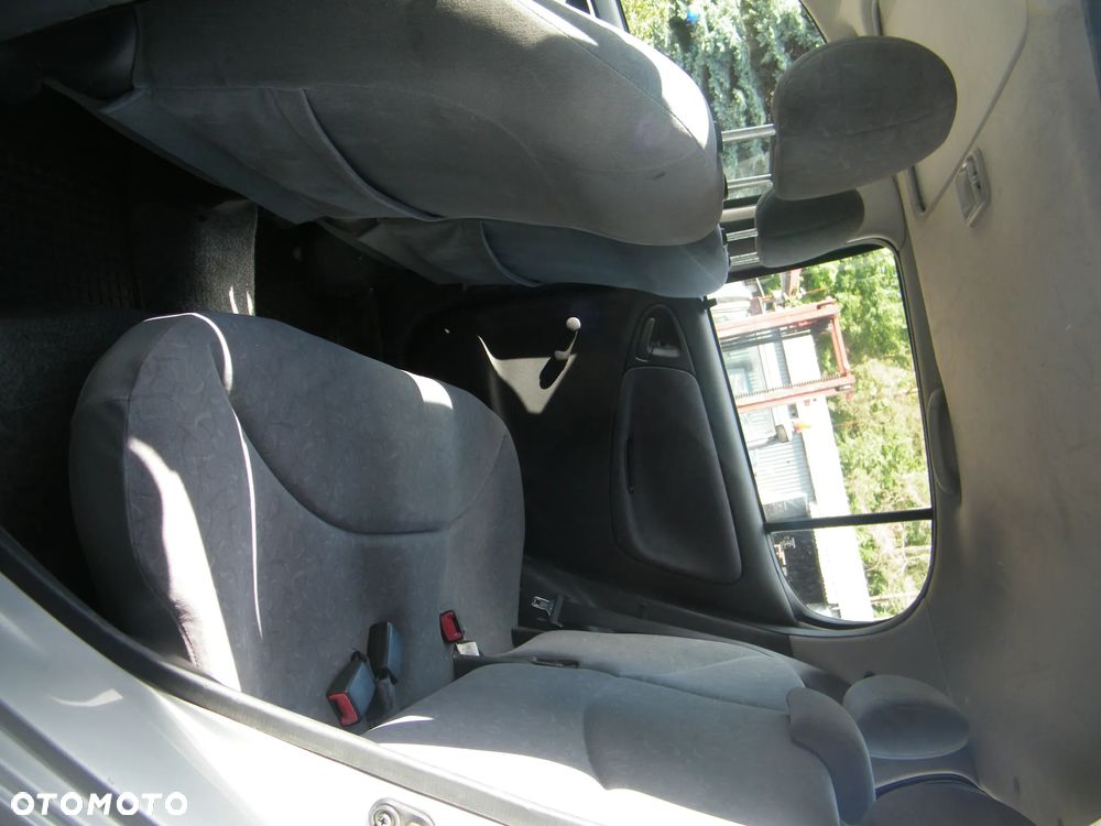 Toyota Yaris I (99-03r.) 1.0 B 68KM. Silnik 1SZ-FE Skrzynia MTM 5F lakier 199. Cały na części. GWARANCJA !!!  Przód Tył Zestaw Komplet Drzwi Klapa Zderzak Błotnik Maska Grill Atrapa Szyba Pas Lampa Lusterko Boczki Fotel Kanapa Kokpit Deska Rozdzielcza Przełącznik Włącznik Sterownik Przewody Wiązka Instalacja Moduł Komputer Czujnik Listwa Pompa Alternator Wtryski Głowica Rozrusznik Kompresor Sprzęgło Dwumas Silnik Skrzynia ABS Klimatyzacji Paliwa Wspomagania Kolektor Turbina Przepustnica Zawór Chłodnica Koło Hak Belka Sanki Zawieszenie Mcpherson Półoś Amortyzator Wydech Tłumik Zacisk Most - 10