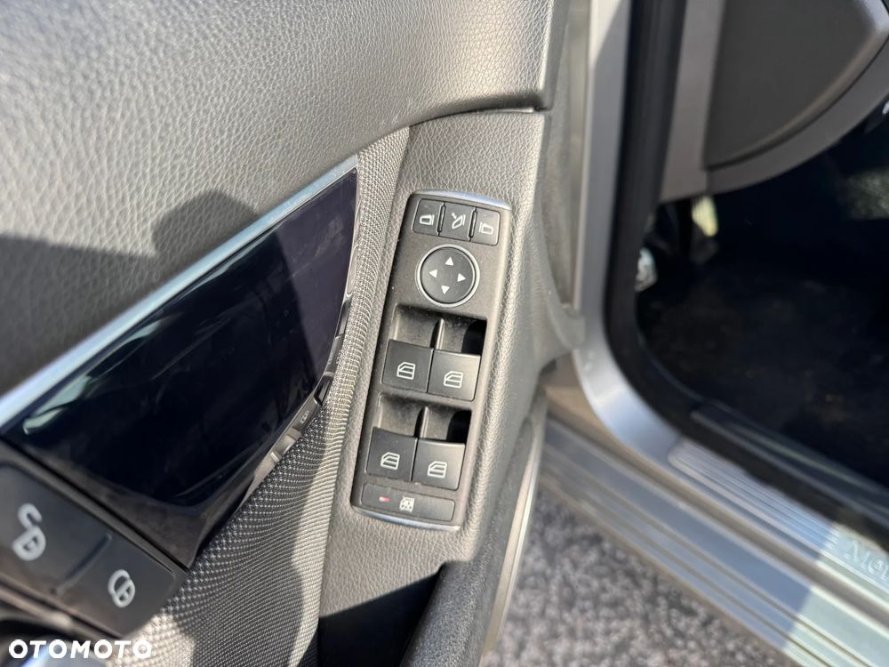 Mercedes-Benz Klasa C 180 BlueEFFICIENCY Elegance - 26