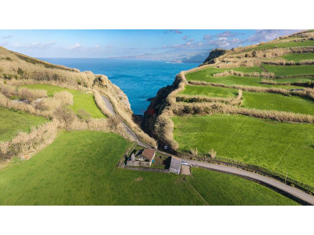 Produto Único, junto ao Porto e Farol da Ribeirinha, Ponta do Cintr... - Grande imagem: 4/25