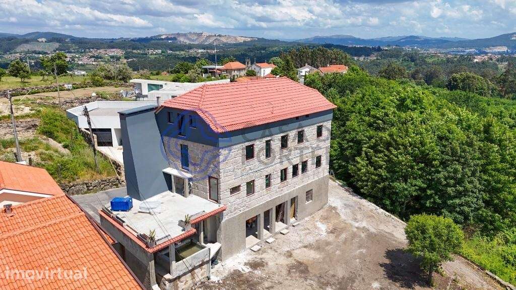 Predio traça antiga em fase de remodelação - Termas de São Vicente - P - Grande imagem: 2/43