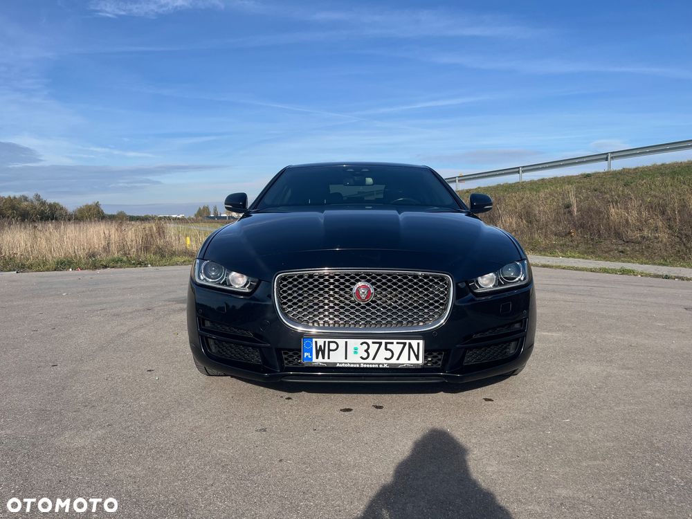 Jaguar XE 2.0 T Portfolio - 8