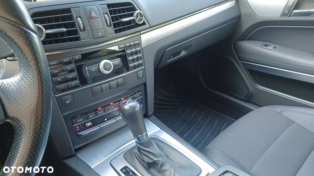 Mercedes-Benz Klasa E 200 CGI Coupe BlueEFFICIENCY Automatik Avantgarde - 34