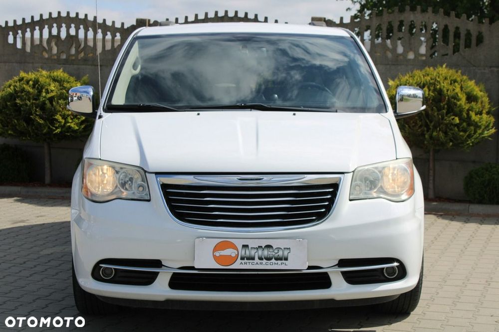Chrysler Town & Country - 36