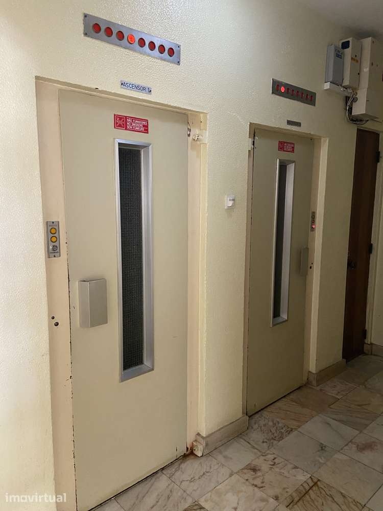 Apartamento T2 em Linda-a-Velha com varanda e dois elevadores - Grande imagem: 5/19