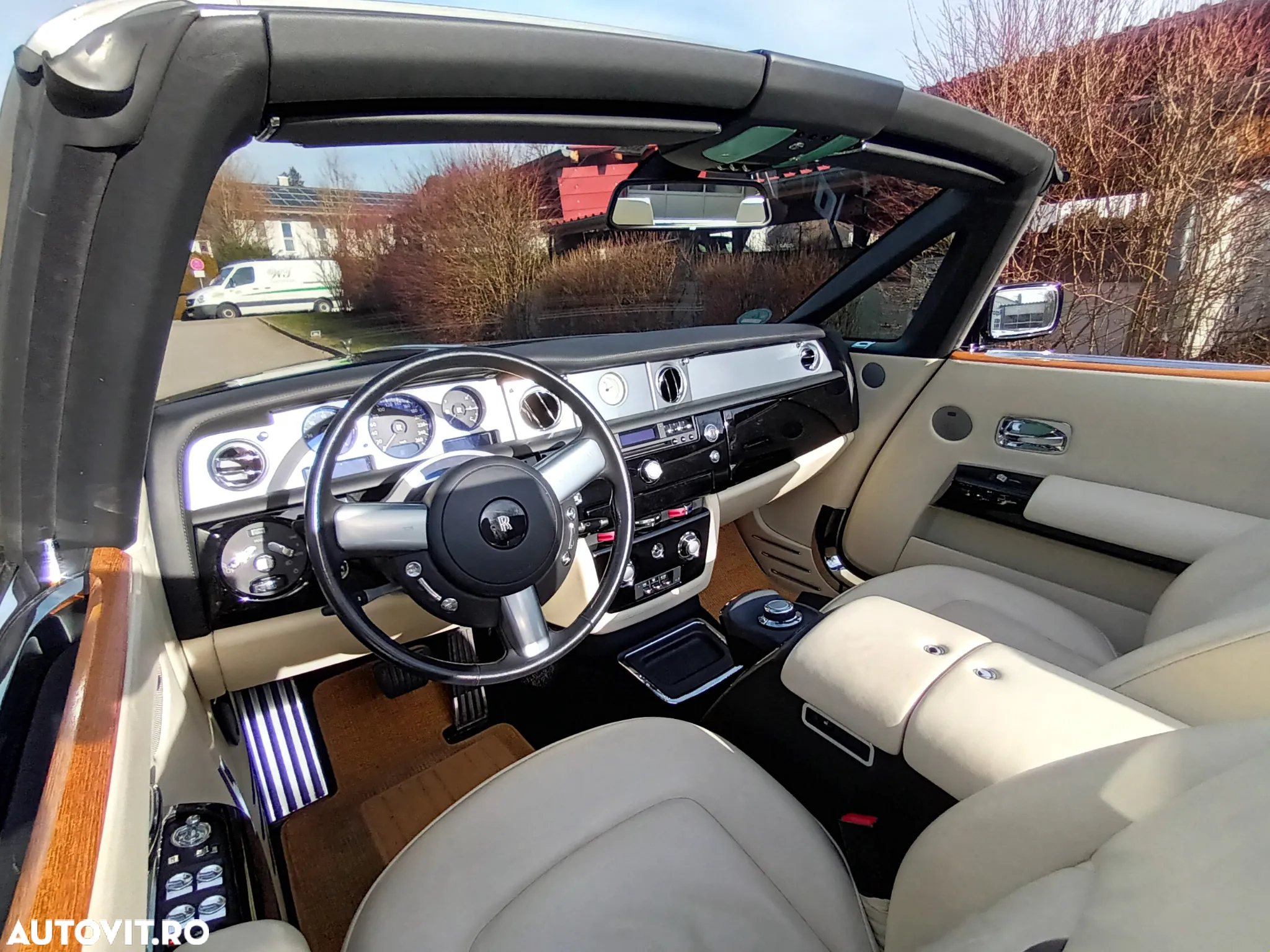 Rolls-Royce Phantom Drophead Coupe - 21