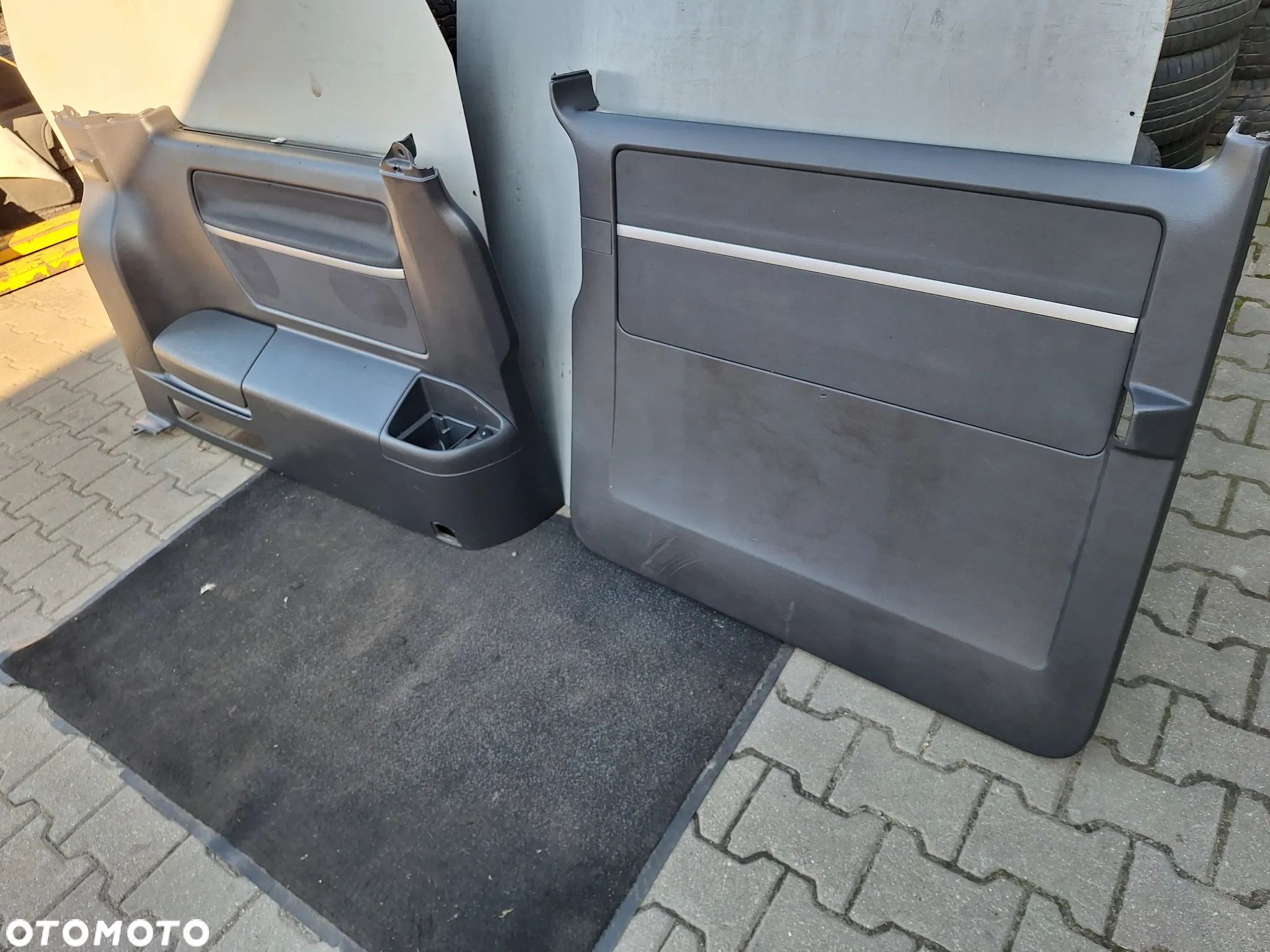 BOCZEK TAPICERKA PRAWA + LEWA STRONA VW MULTIVAN TRANSPORTER T5 CARAVELLE - 1