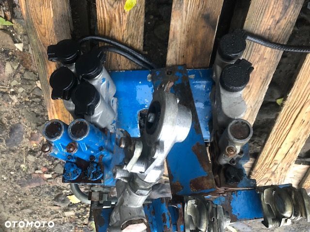 Ford New Holland - Rozdzielacz Hydrauliczny - 1