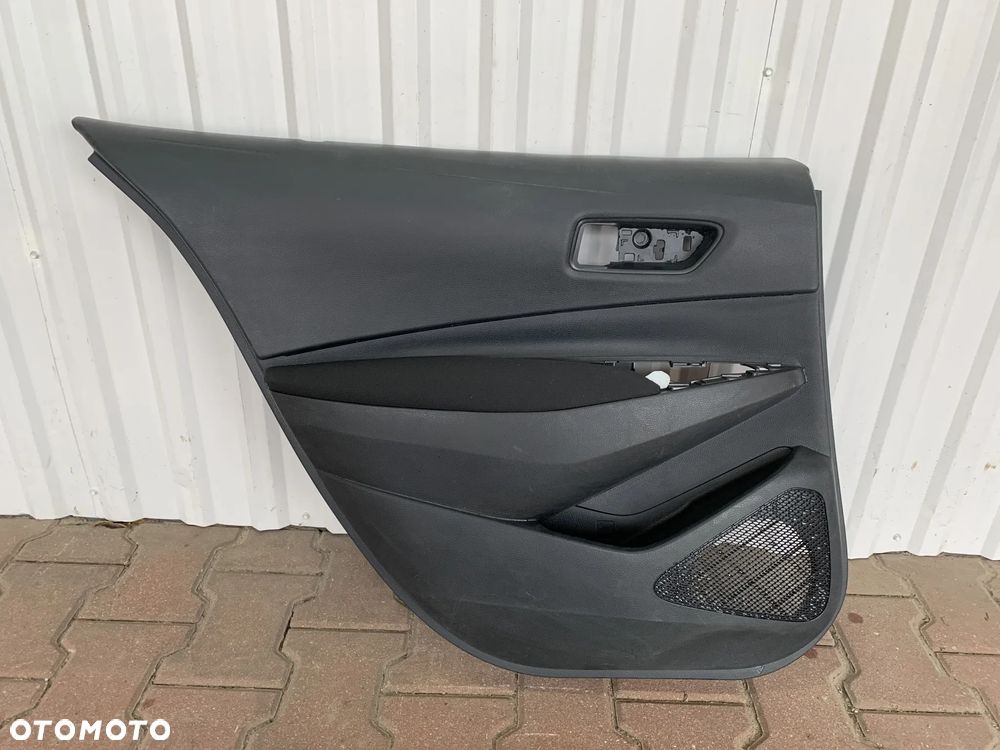 TOYOTA COROLLA E21 SEDAN 19-  BOCZEK DRZWI LEWY TYŁ TYLNY TAPICERKA - 1