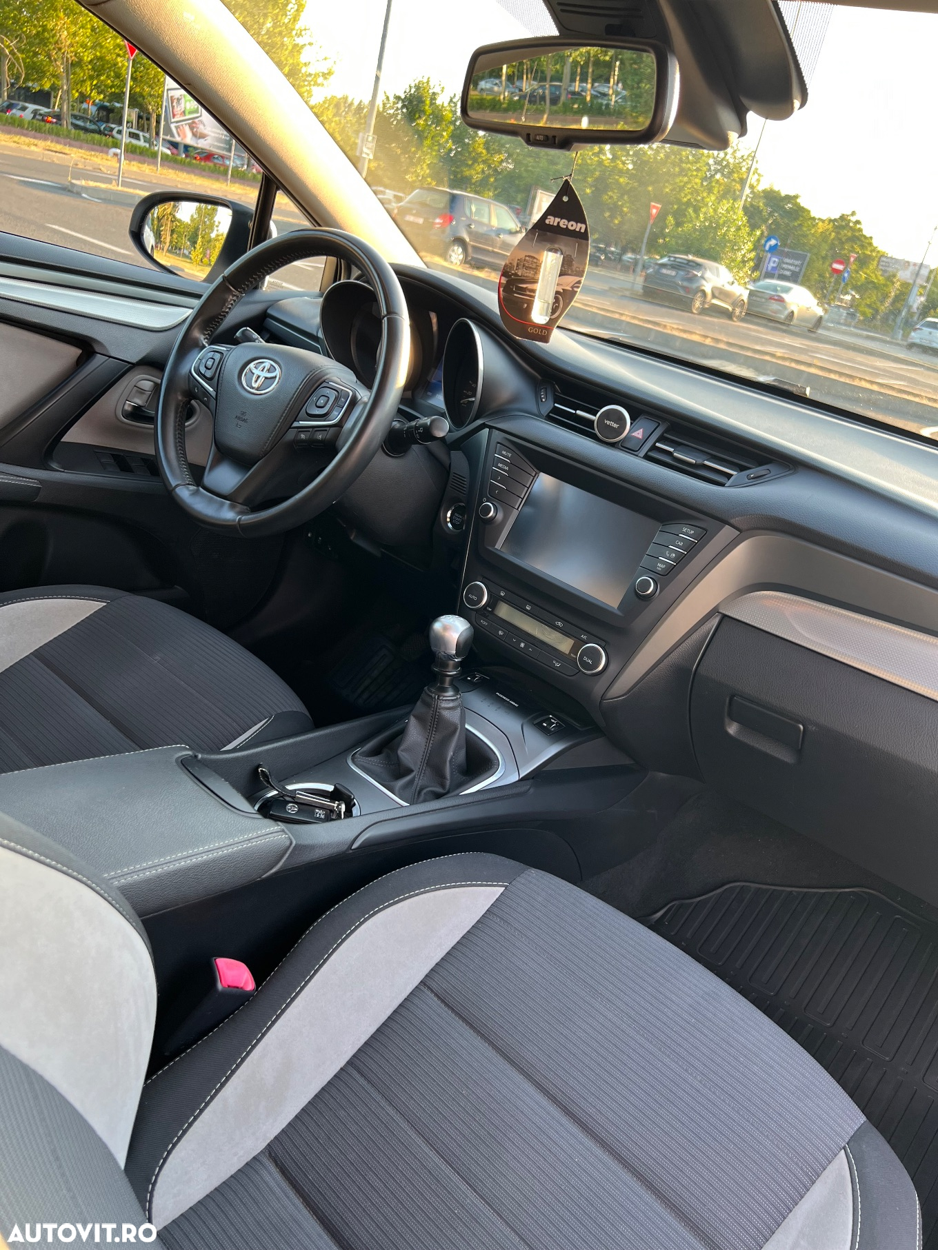 Toyota Avensis 2.0 D-4D Executive - 4