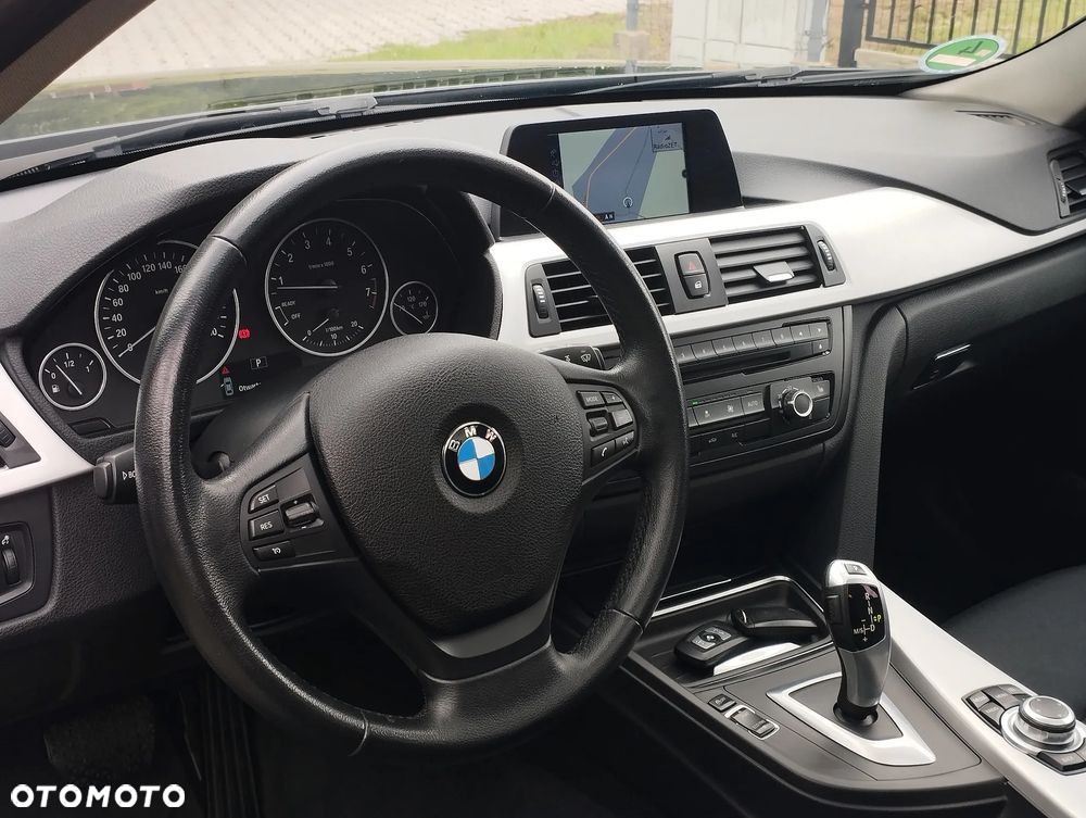 BMW Seria 3 320i Touring - 11