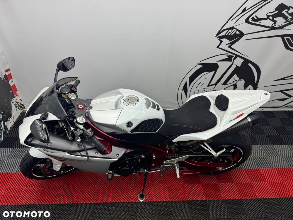 Yamaha R1 - 8