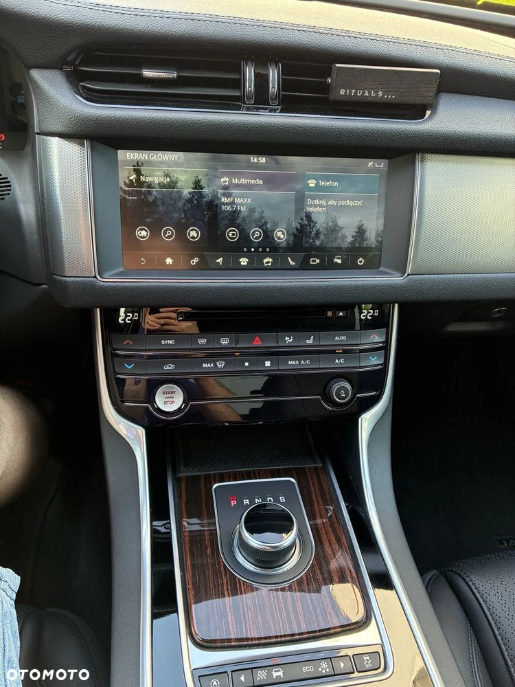 Jaguar XF 20t Prestige - 32