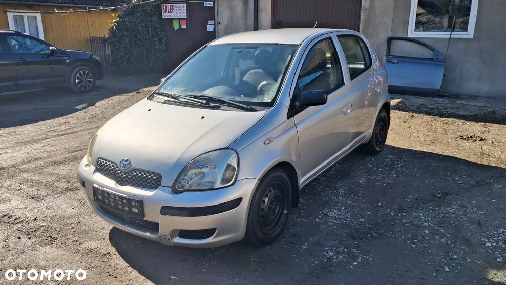 Na części Toyota Yaris I LIFT silnik 1.0 1SZ-FE , 1.3 VVY-i 2SZ-FE lakier 1E7 skrzynia maska zderzak drzwi klapa szyba fotel kanapa lusterko lampa - 2