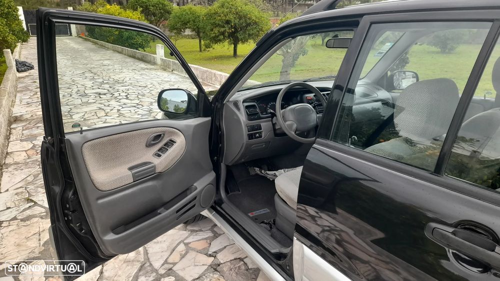 Suzuki Grand Vitara Metal Top 2.0 L - 11