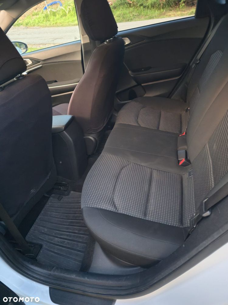 Kia Ceed - 8
