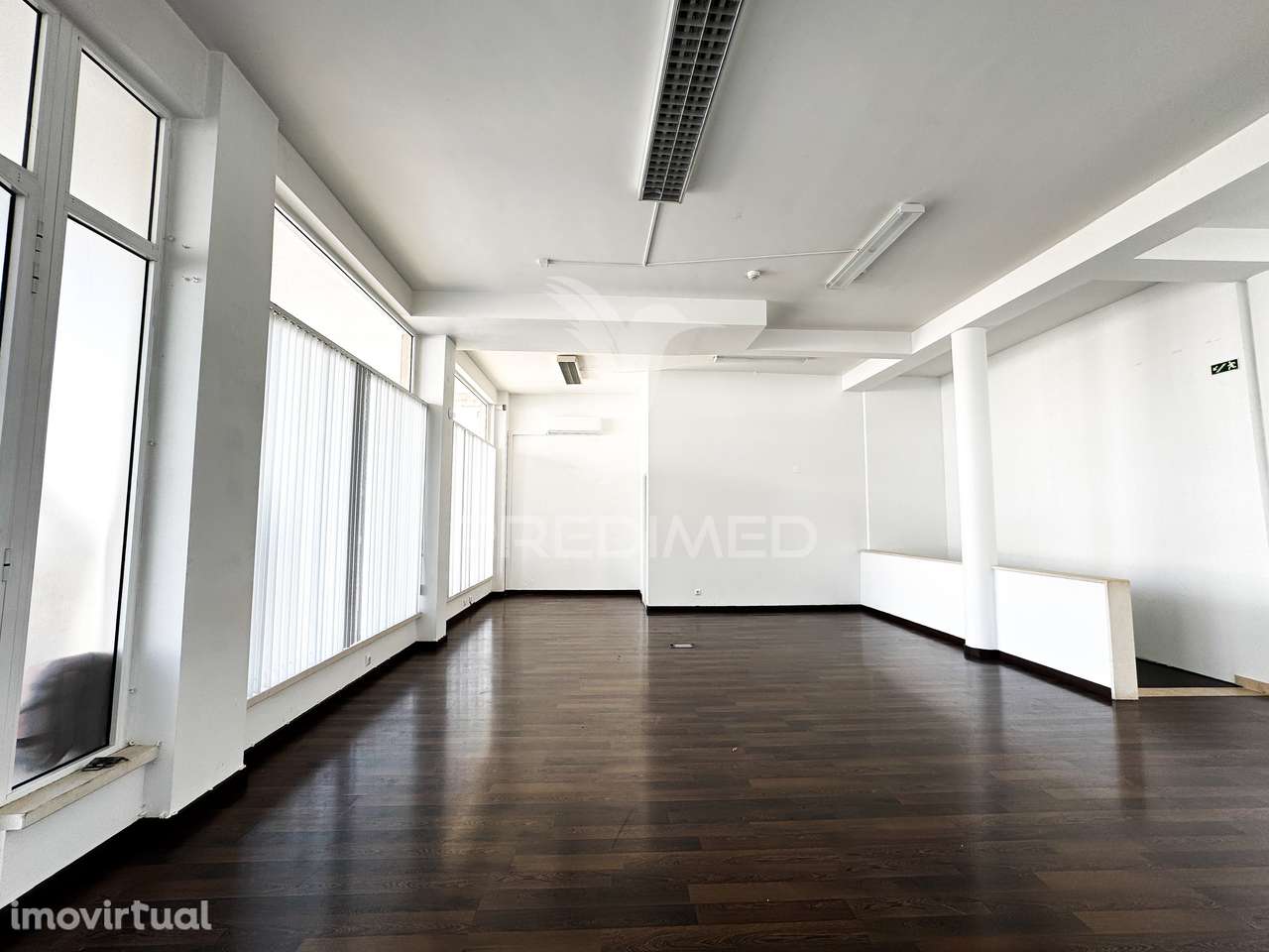 Loja no Laranjeiro no largo dos  CTT - Grande imagem: 3/10