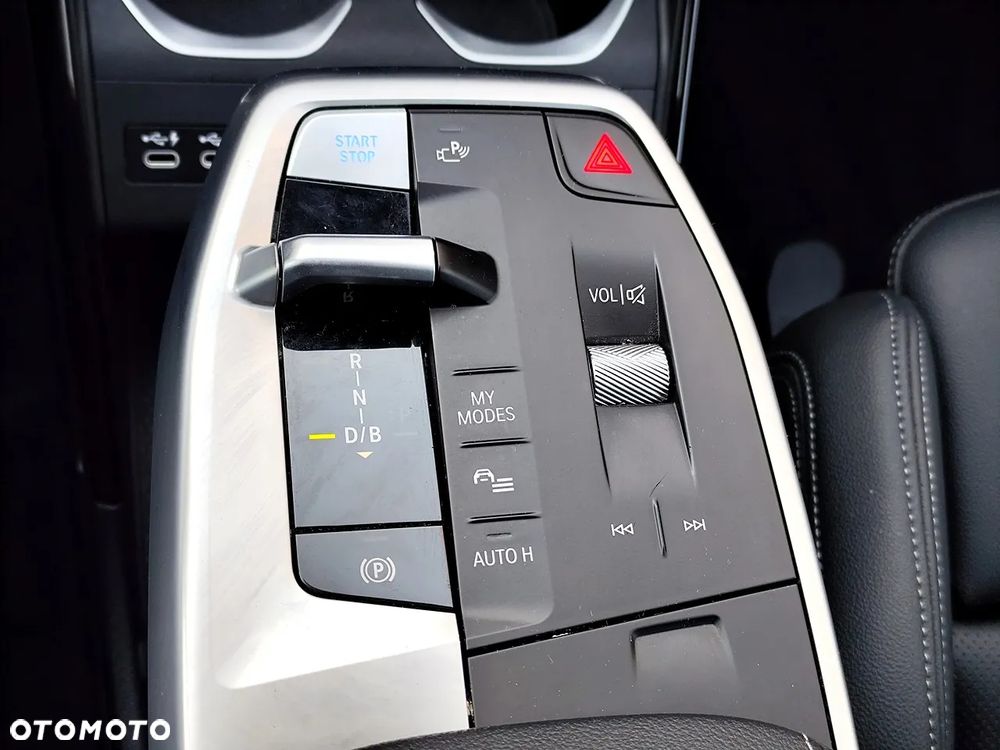 BMW iX1 xDrive30 66.5kWh M Sport - 13