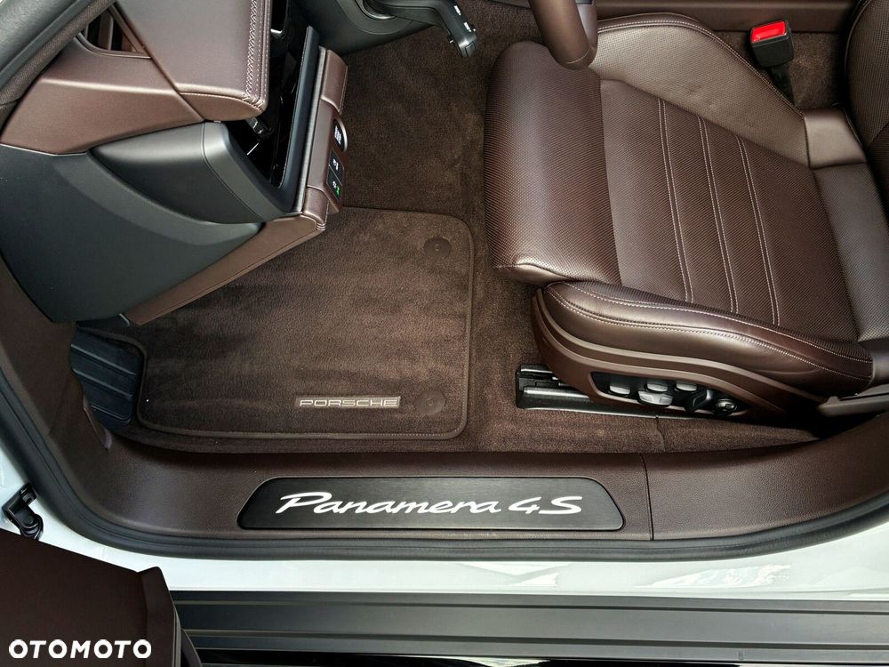 Porsche Panamera - 21