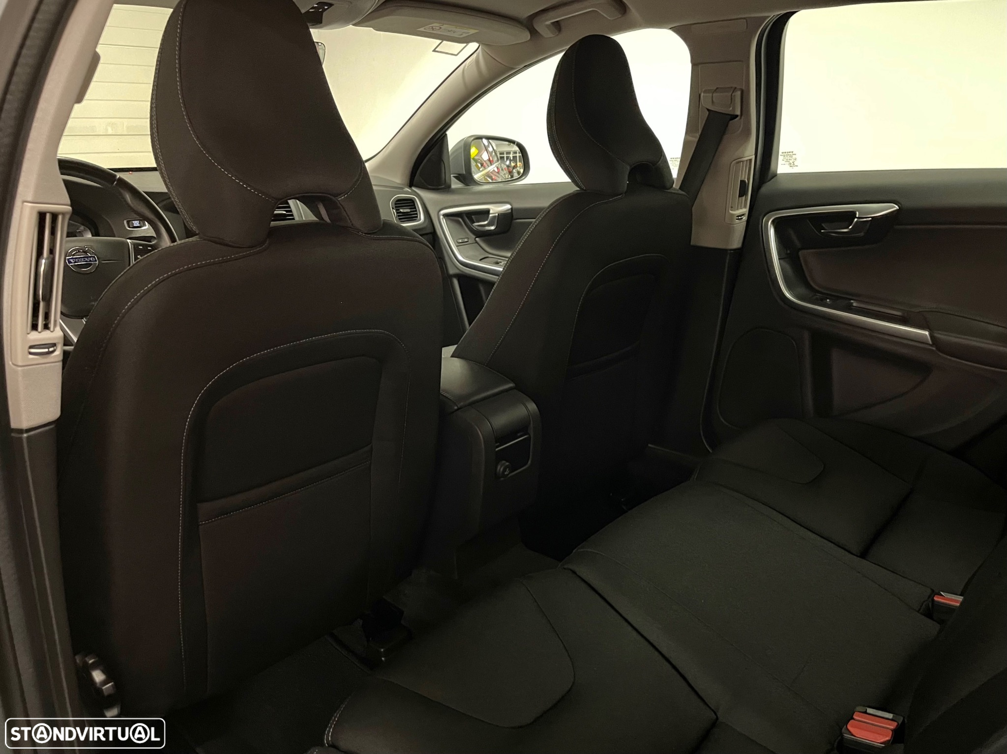 Volvo V60 2.0 D2 Momentum - 26