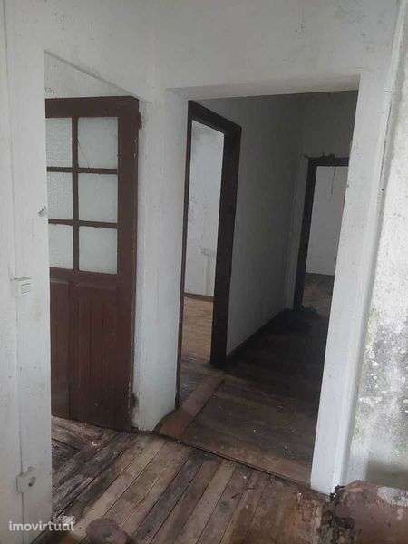 Moradia t4 , interior para recuperar- toda em pedra-turismo-2 gar. - Grande imagem: 4/12