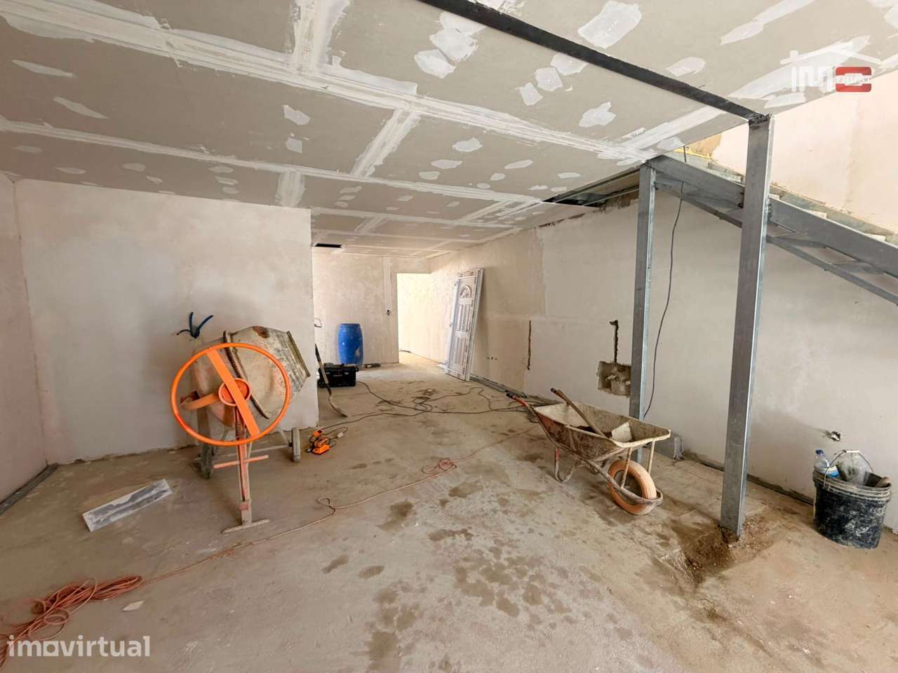 Moradia T2+1 Remodelada - Coz. Equipada, Roupeiros, Logradouro, 2WC... - Grande imagem: 2/23