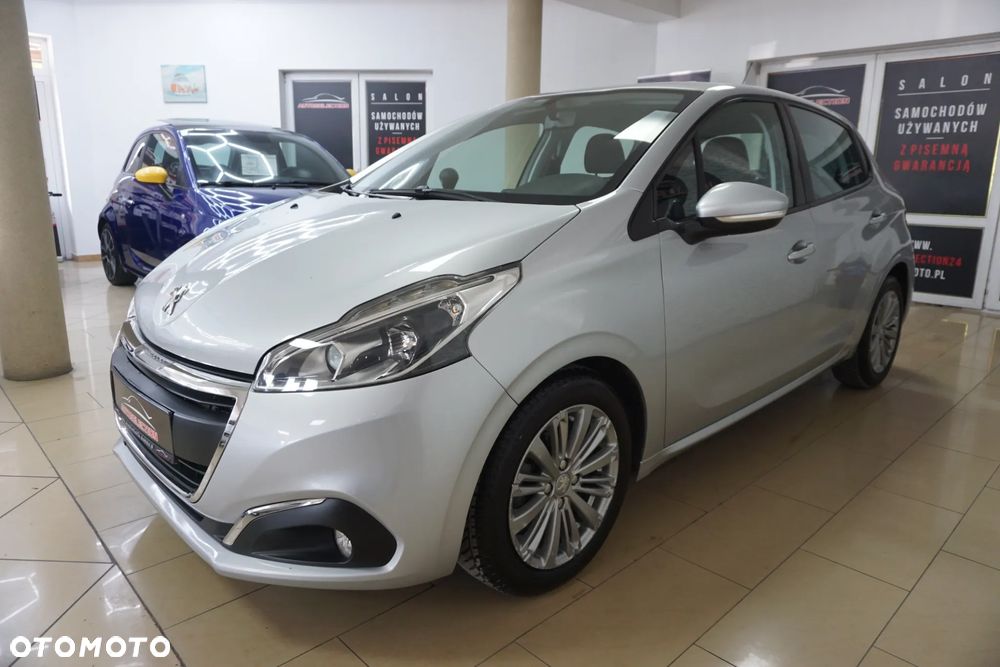 Peugeot 208 - 8
