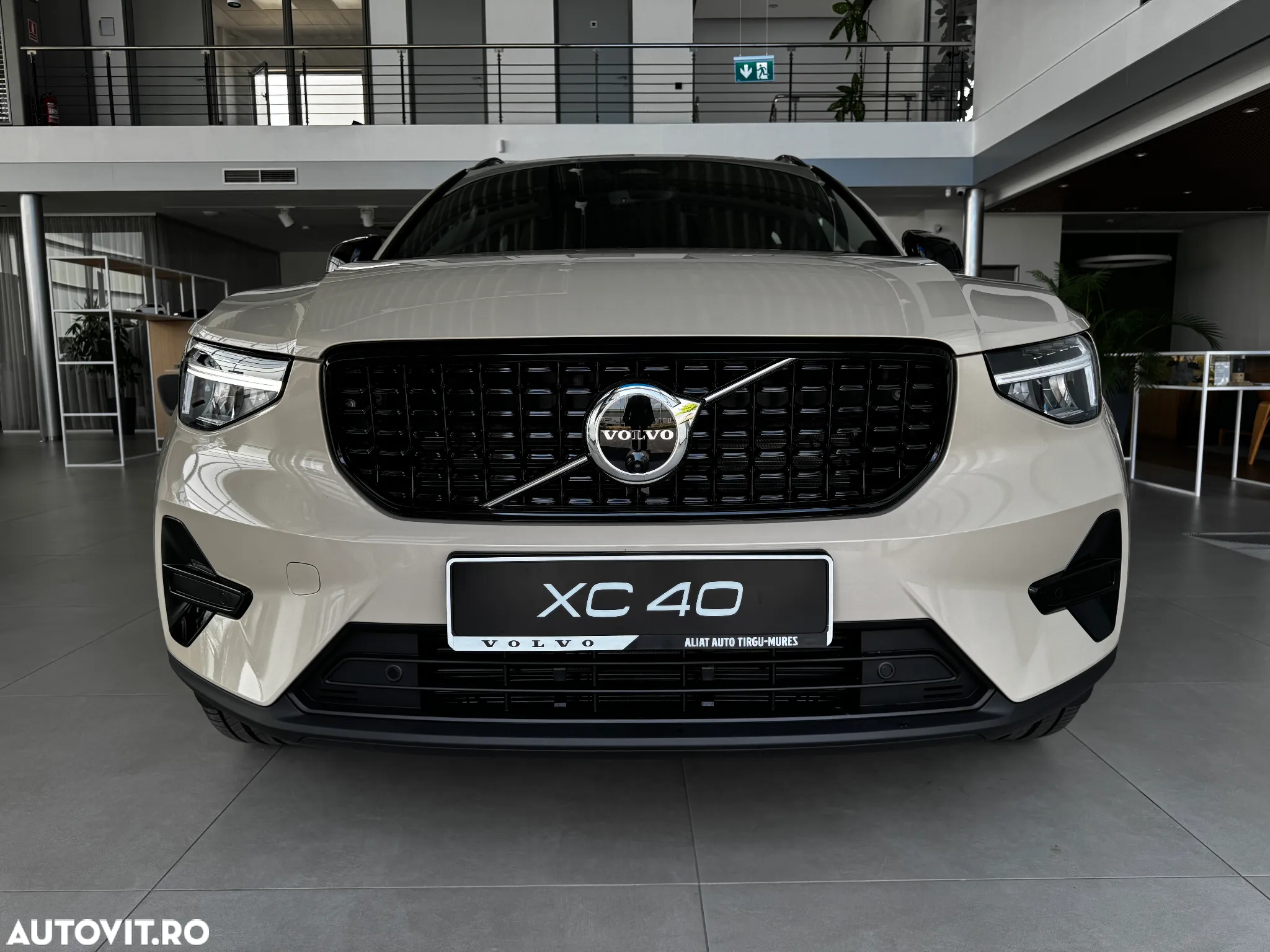 Volvo XC 40 B3 AT FWD MHEV Plus Dark - 3