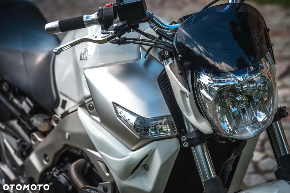 Suzuki GSR - 11