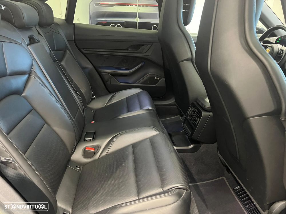 Porsche Taycan Cross Turismo 4 - 31