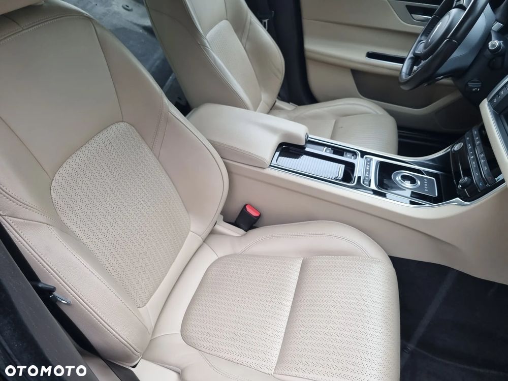 Jaguar XF 30d Prestige - 7