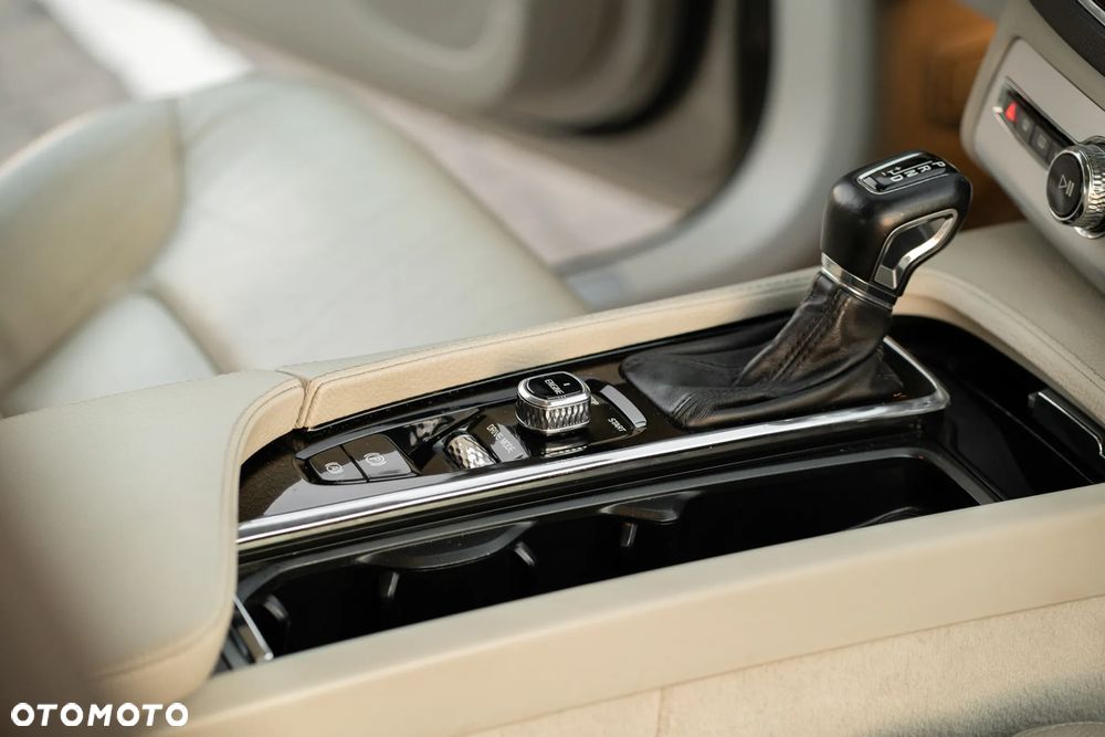 Volvo XC 90 D5 AWD Momentum - 23