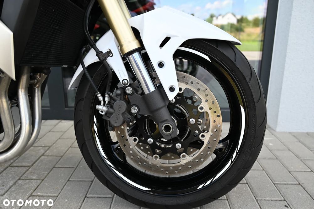 Suzuki GSR - 27