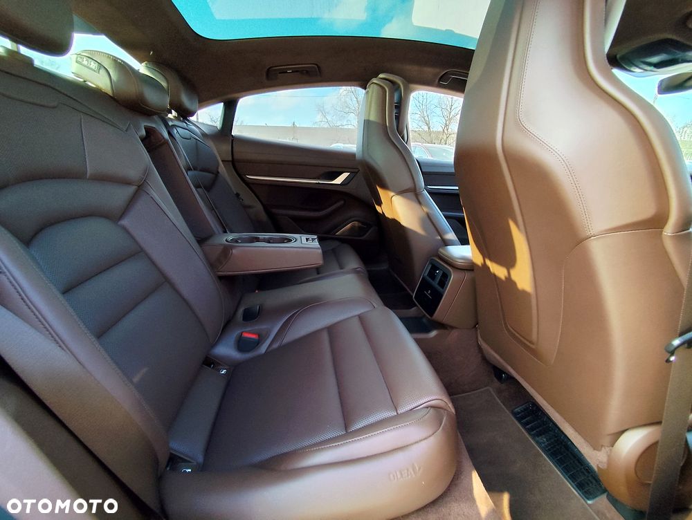 Porsche Taycan Turbo - 12