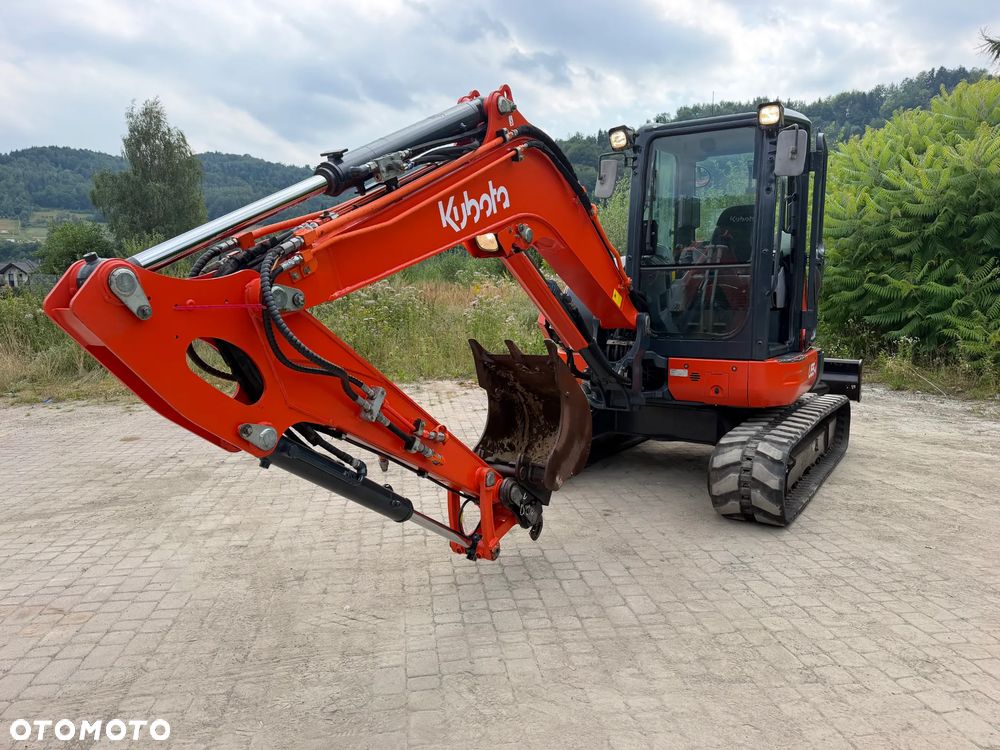 Kubota U55-4. koparka Gąsienicowa 5,5 tony. 2016 rok. 3700 mtg! KLIMATYZACJA. Długie ramie plus! 3sekcje Hydrauliczne. zamki na tłokach. Koparka Jak nówka sztuka. Zadbana zero zużycia. Z gospodarstwa Norweskiego. Zmiana łyżek Hydrauliczna. LENHOFF. Ani deka luzów wycieków. Szybka wolna jazda. Gąski perfekt stan. OKAZJA TANIO. Aktualna Dekra. Po serwisach eksploatacyjnych. Mocny silnik Kubota 4 cylindry! Zamki na tłokach. Nagłośnienie Wielka Okazja - 29