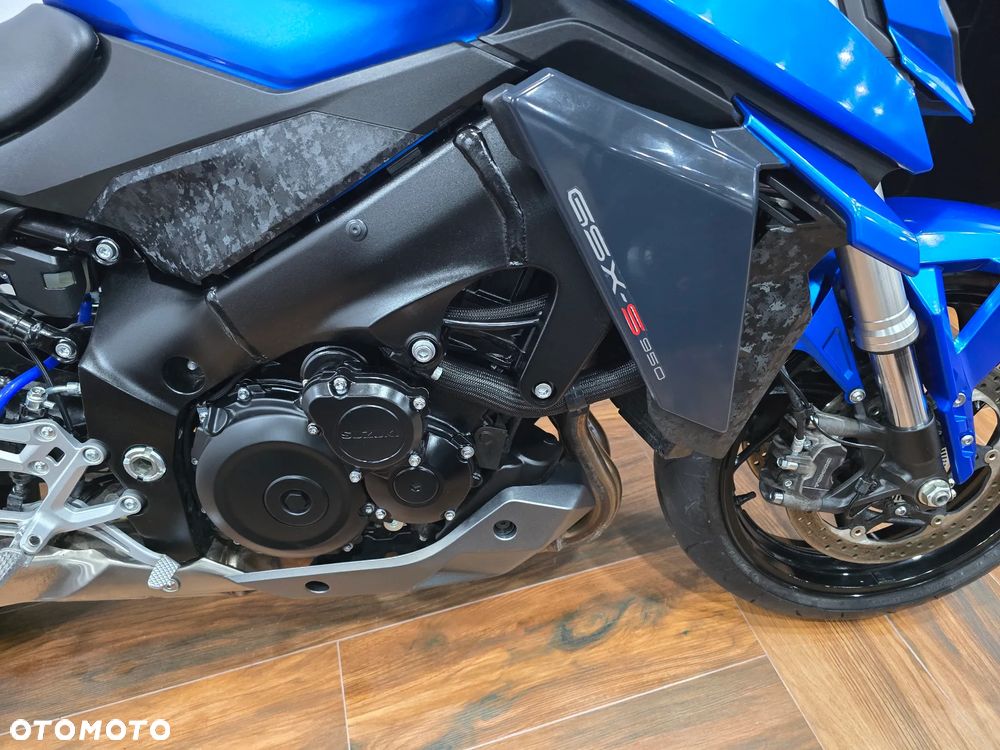 Suzuki GSX - 26