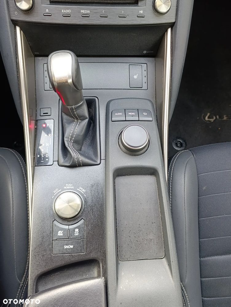 Lexus IS 300h Business Edition - 10