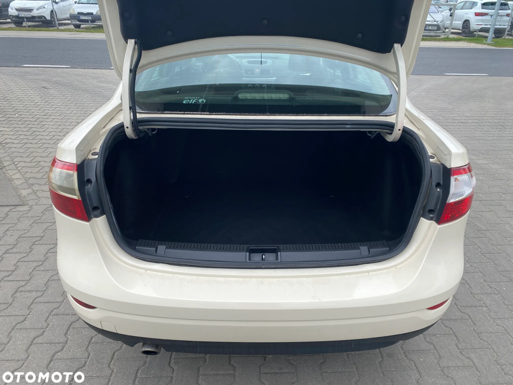 Renault Fluence 1.6 16V Dynamique - 11