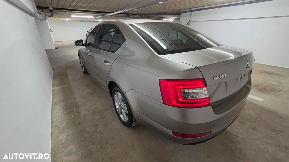 Skoda Octavia 1.6 TDI DSG Style - 2