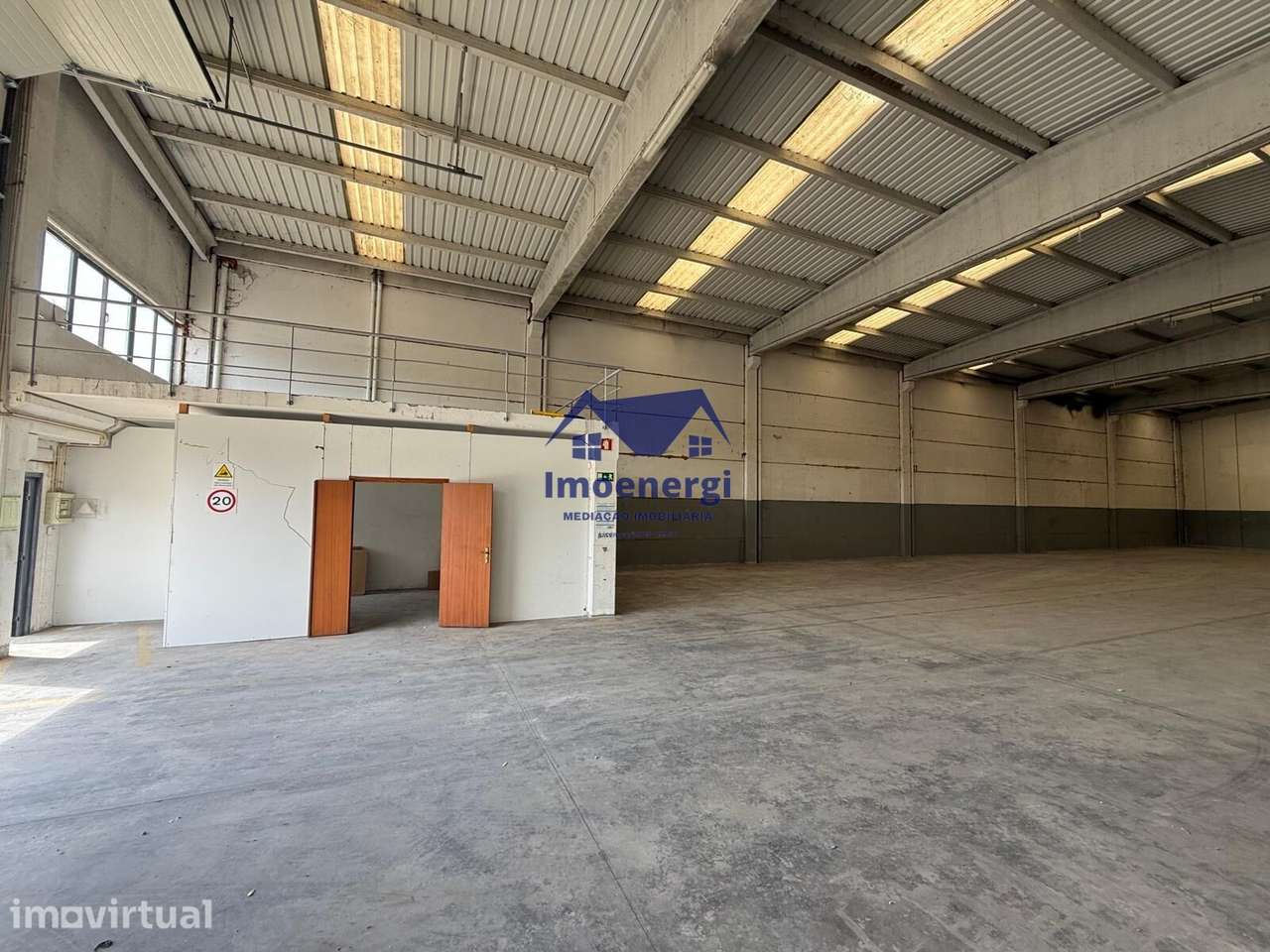 Armazém para Arrendamento – Zona Industrial de Amorim - Grande imagem: 2/11