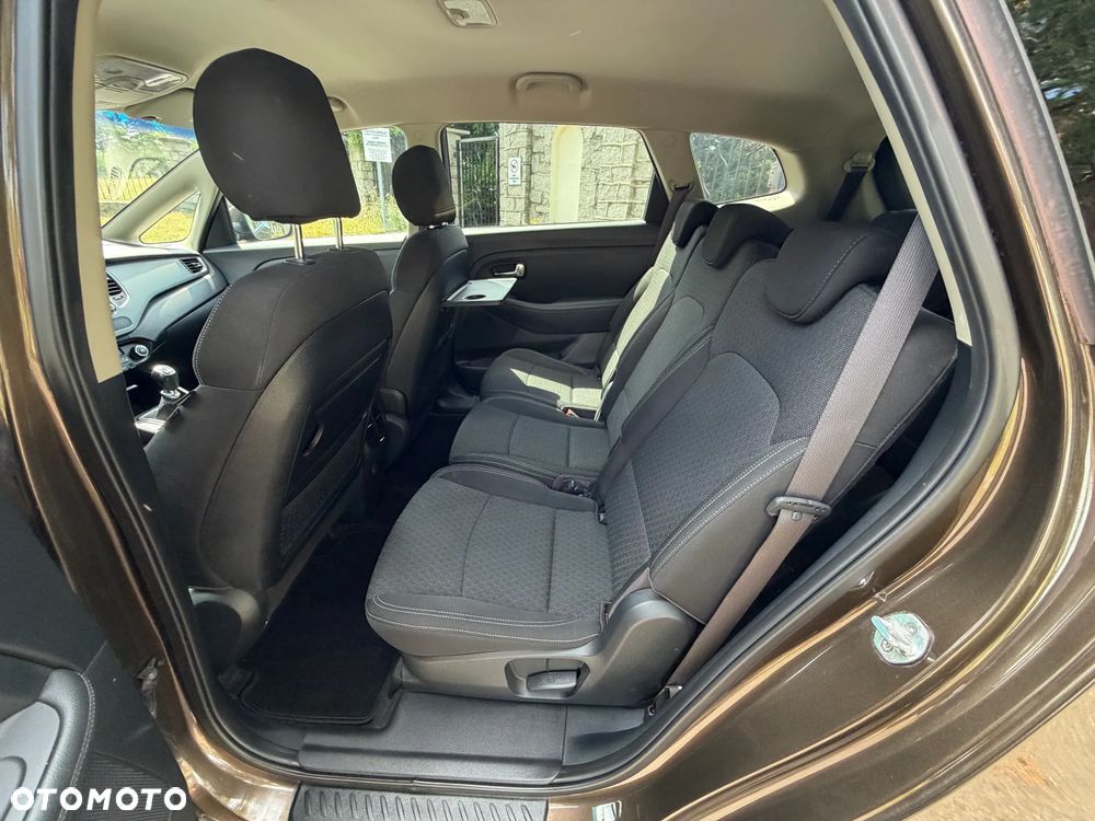 Kia Carens - 11