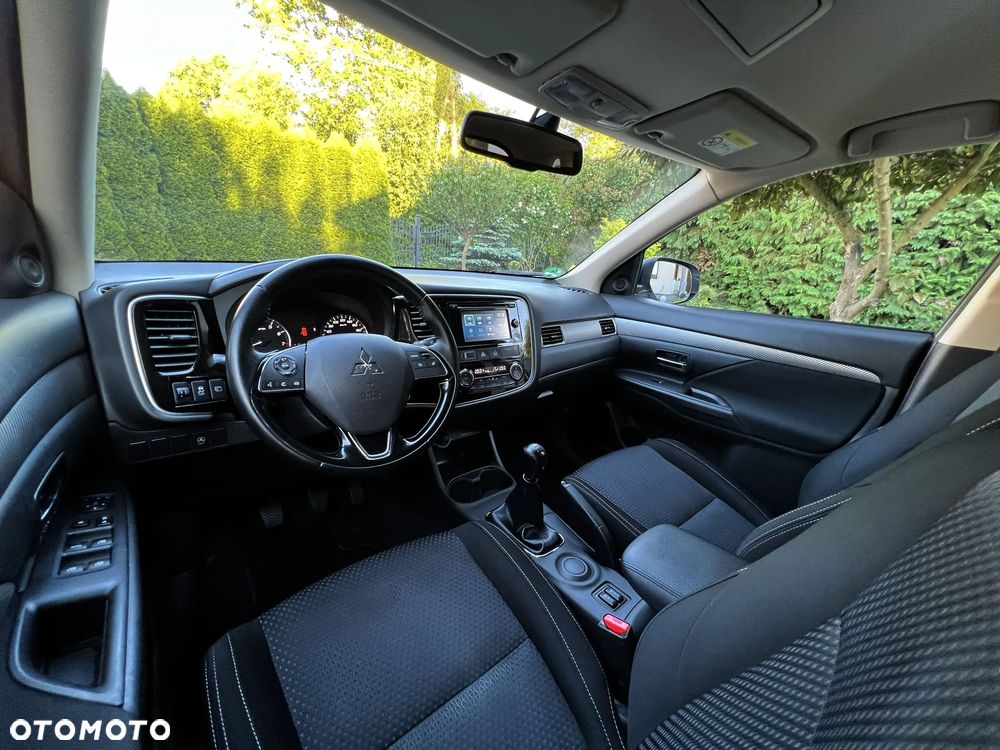 Mitsubishi Outlander 2.0 2WD SUV-Star - 27