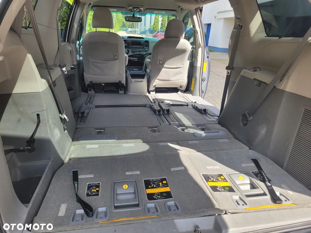 Toyota Sienna 3.5 V6 - 8