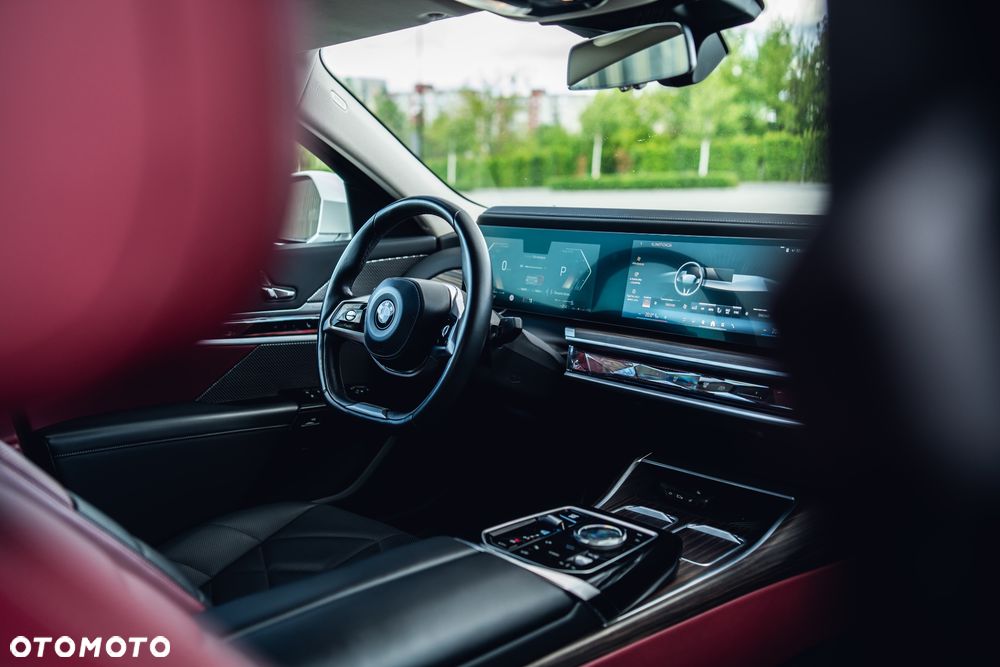 BMW Seria 7 730d xDrive mHEV - 26