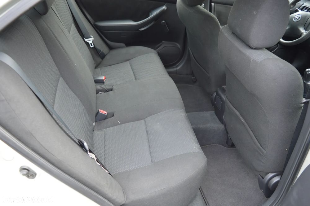 Toyota Avensis 1.6 VVT-i Luna - 10