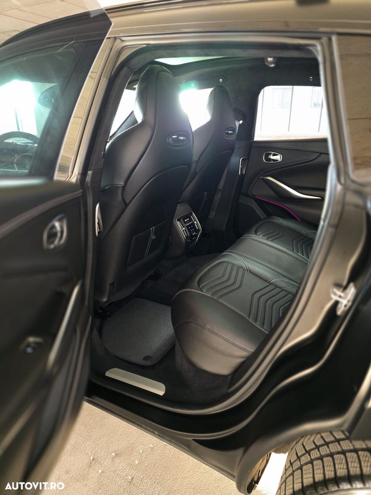 Aston Martin DBX - 22