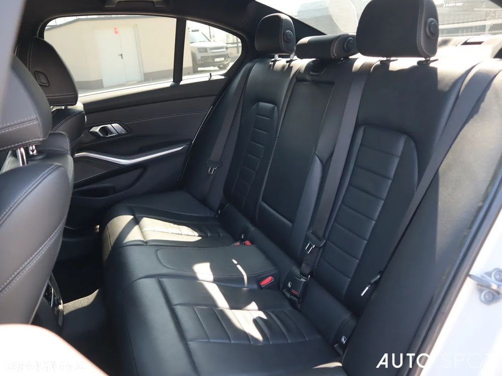 BMW Seria 3 320d xDrive M Sport - 39
