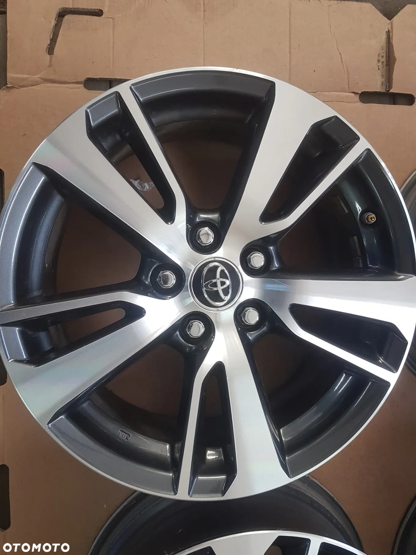 TOYOTA RAV4 IV ŁADNE FELGI ALUMINIOWE 17 ZE ŚRUBAMI I CZUJNIKAMI - 4